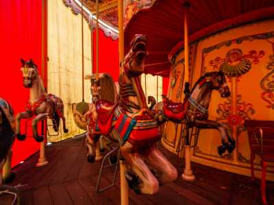 Infine il carosello, l� dove non c�� alcuna musica ad accompagnare il galoppo circolare dei cavalli. Perch� qui non c�� pi� spazio per le risate e le grida gioiose dei bambini: la festa, a Miragica, � finita